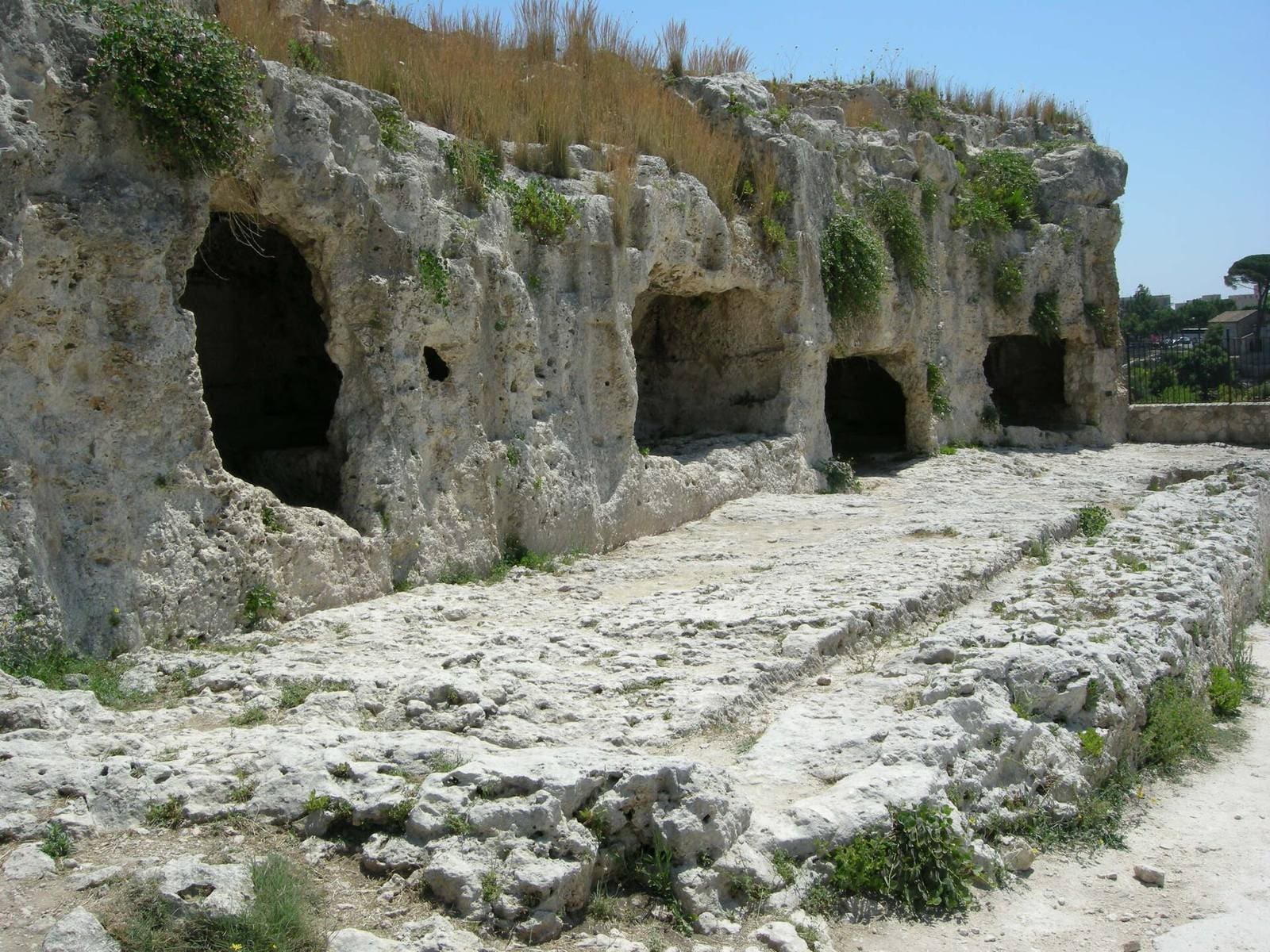 la via dei Sepolcri incassata nella roccia, con le tombe scavate nella parete