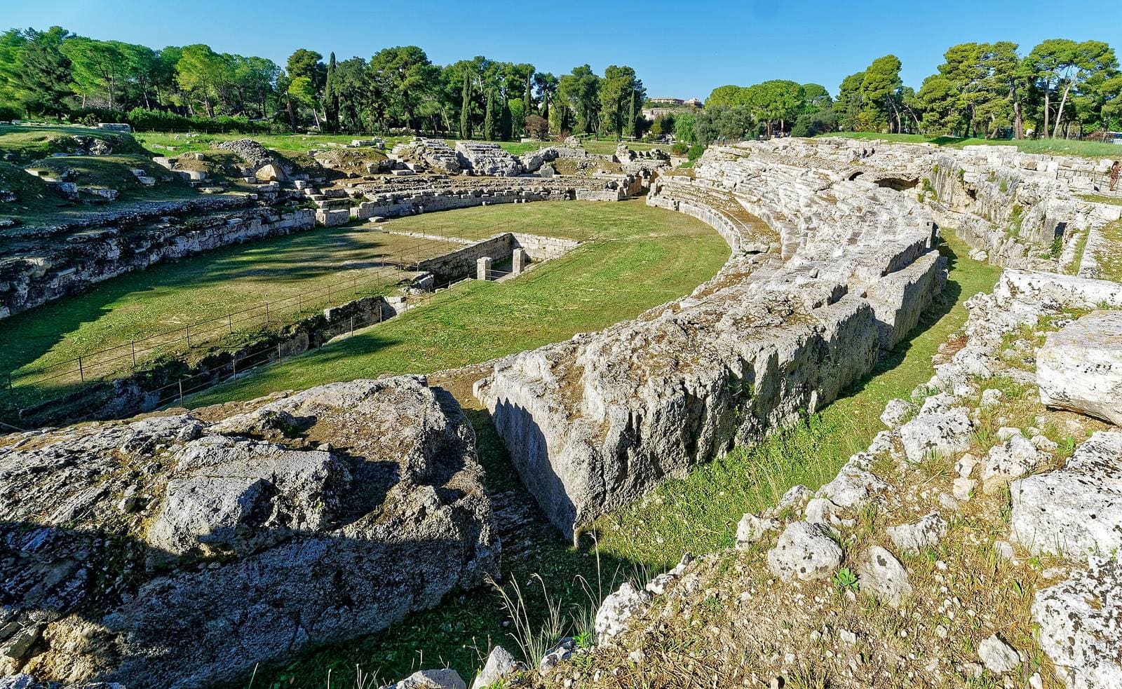 il giro delle gradinate dell'anfiteatro romano intorno all'arena