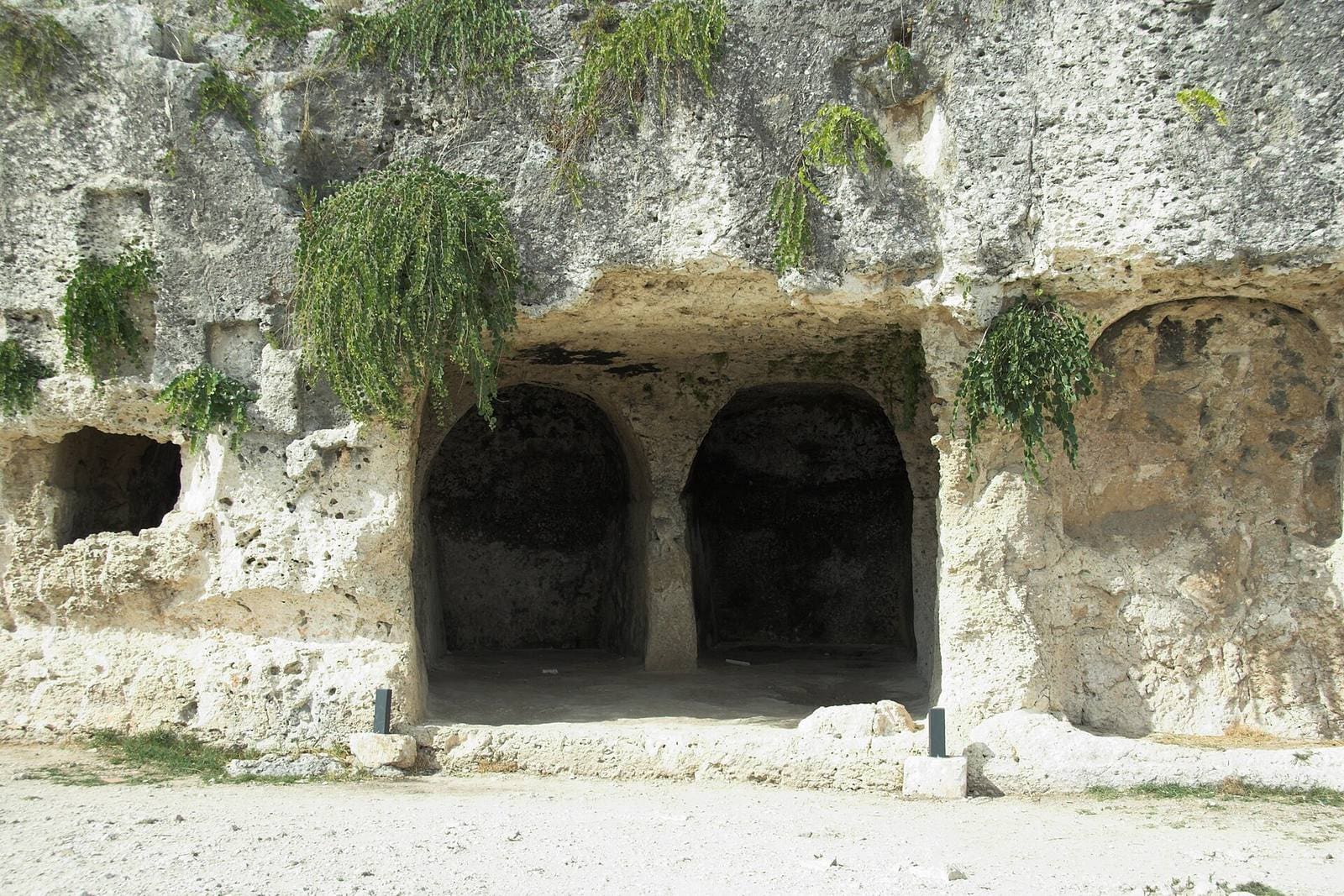 le camere sepolcrali ad arco scavate nella parete di roccia, sulla terrazza sopra il Teatro greco