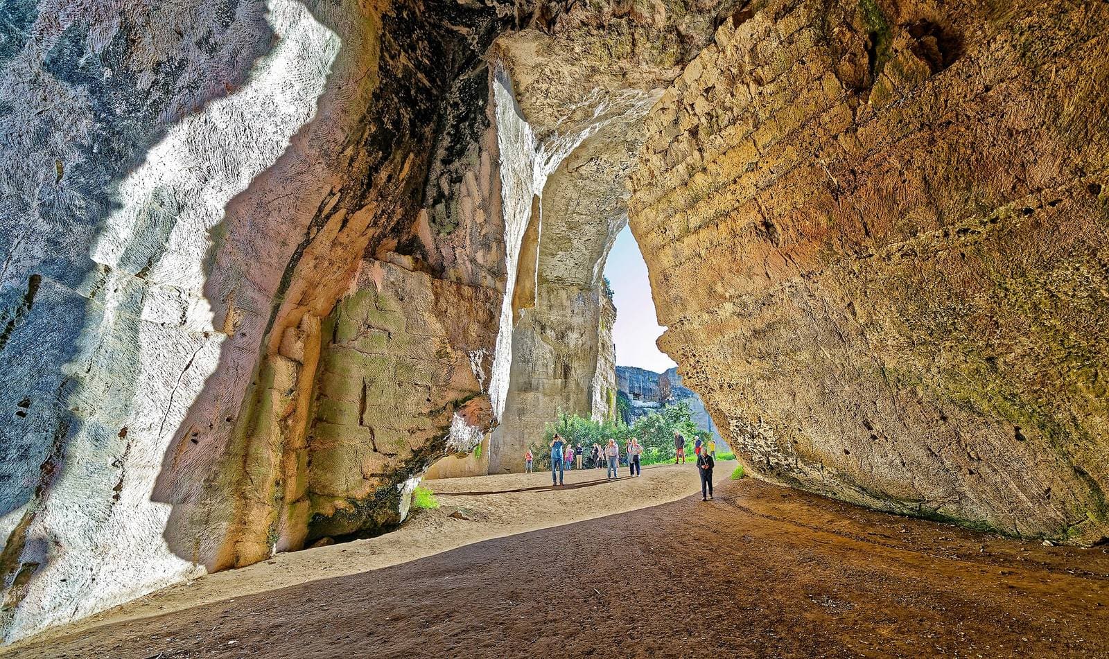 una delle grotte scavate dai cavatori nella Latomia del Paradiso, con la luce che entra dall'apertura in fondo