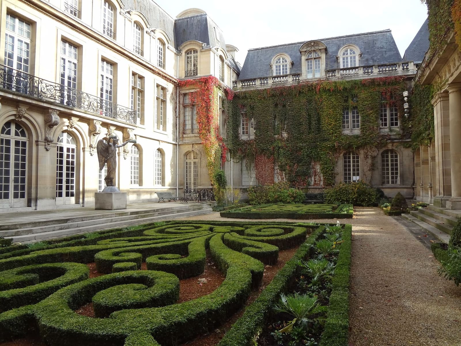 the patterned box hedges in the courtyard of the Musée Carnavalet