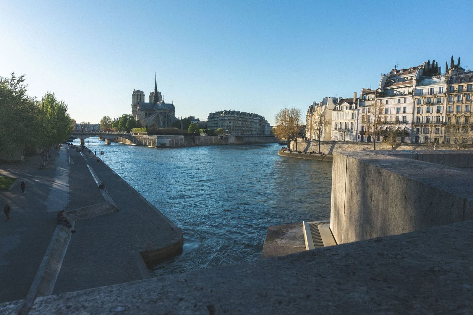 the apse of Notre-Dame on the tip of the Île de la Cité and the houses of the Île Saint-Louis, on a spring evening