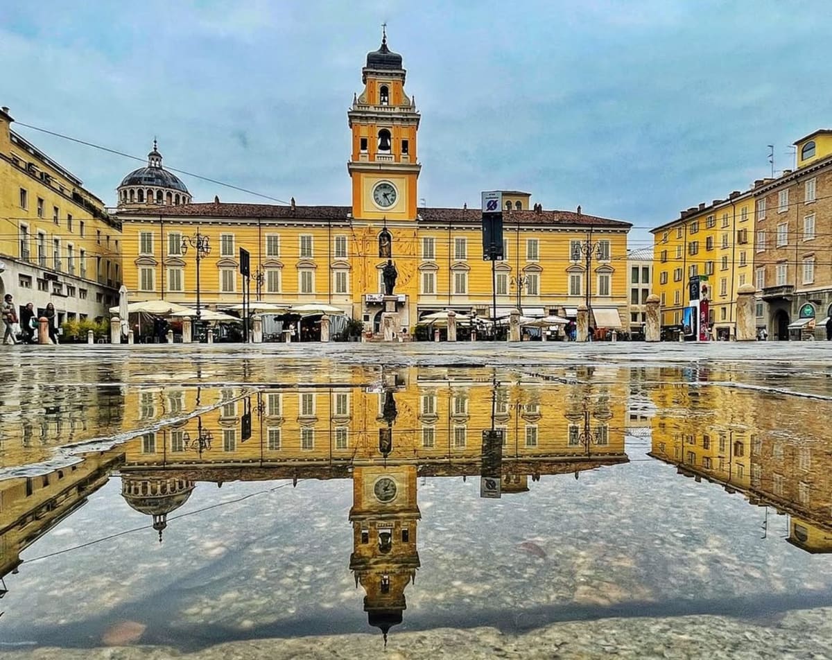 Piazza Garibaldi e il Palazzo del Governatore specchiati in una pozza dopo la pioggia