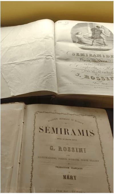 due edizioni ottocentesche della Semiramide di Rossini aperte in una vetrina del museo