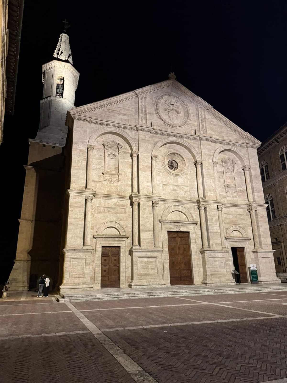 la facciata del Duomo in travertino, illuminata la sera