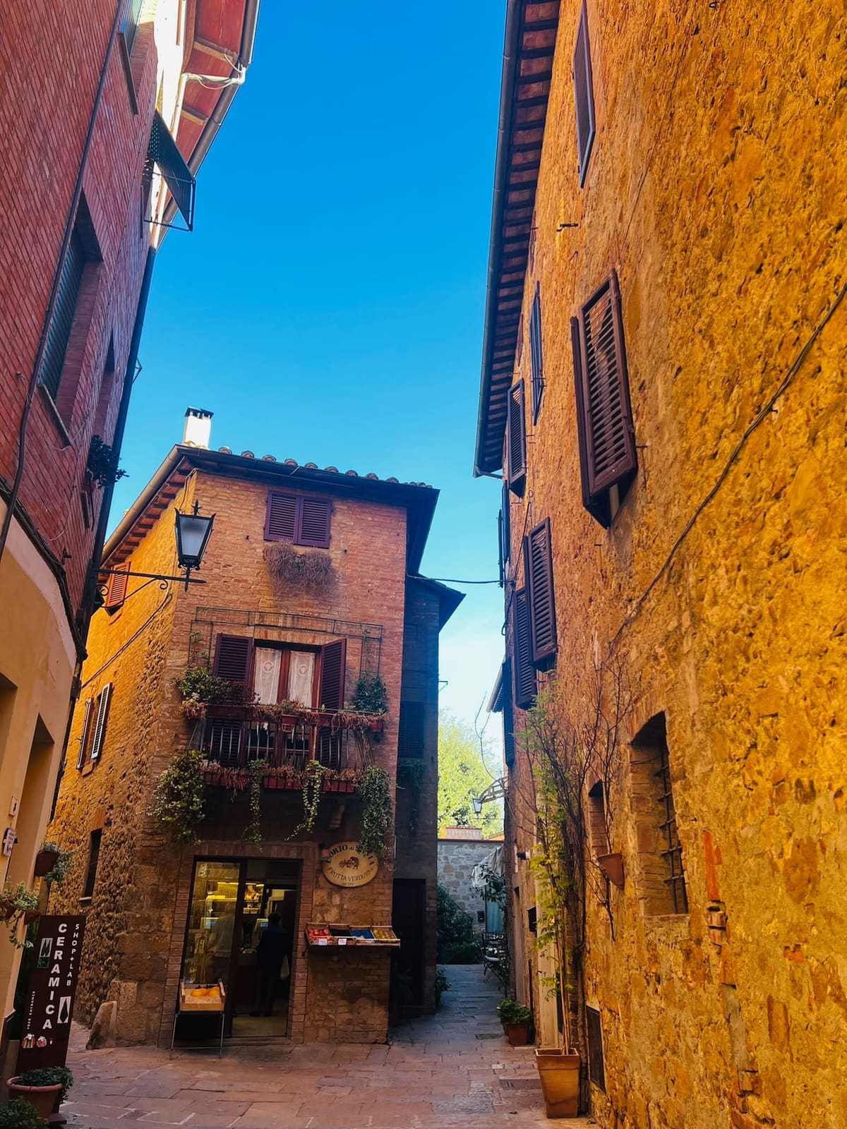 un vicolo del centro storico, con la bottega di frutta e verdura