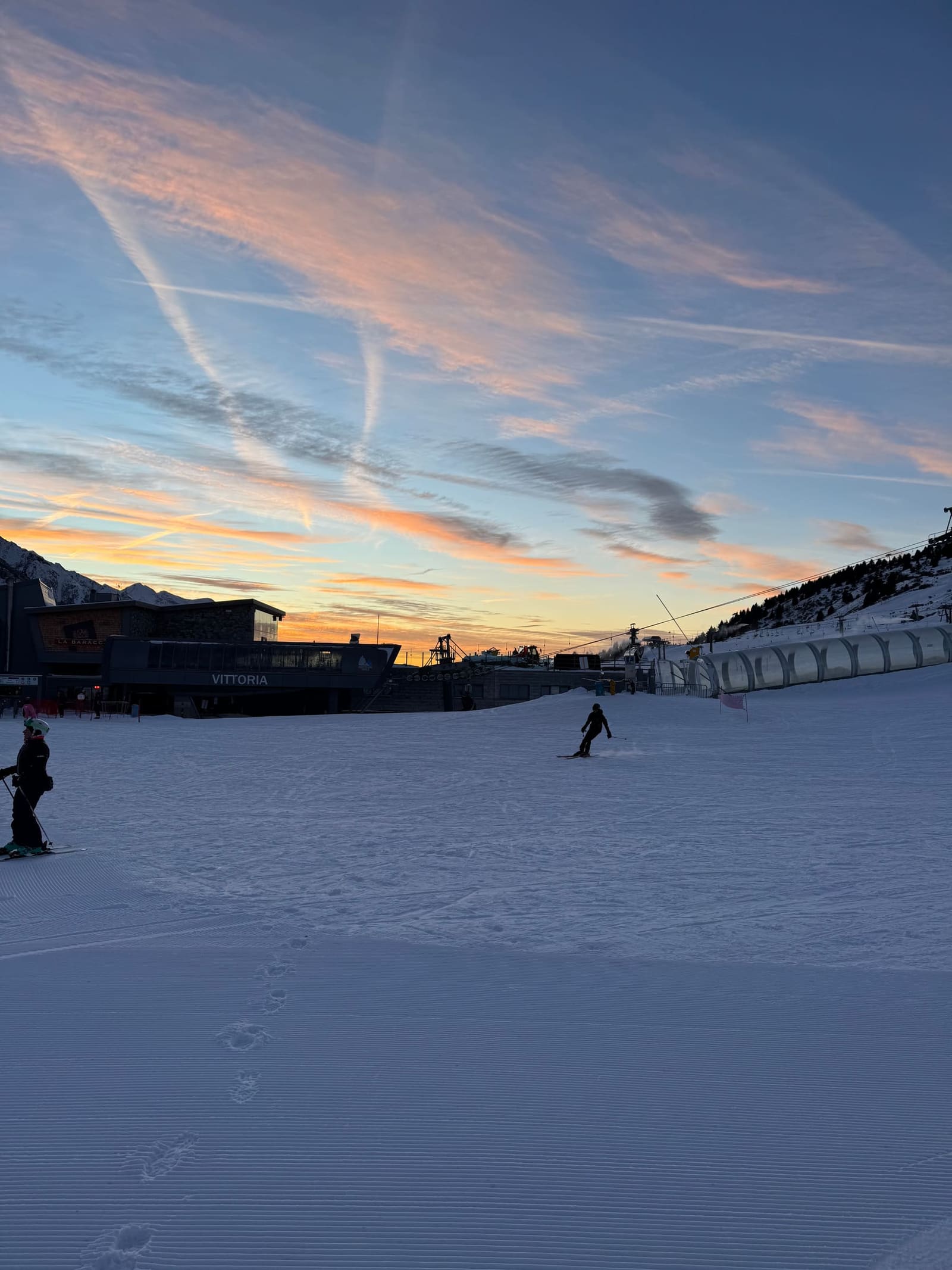 la pista pettinata al tramonto davanti alla stazione Vittoria, con il tapis roulant coperto