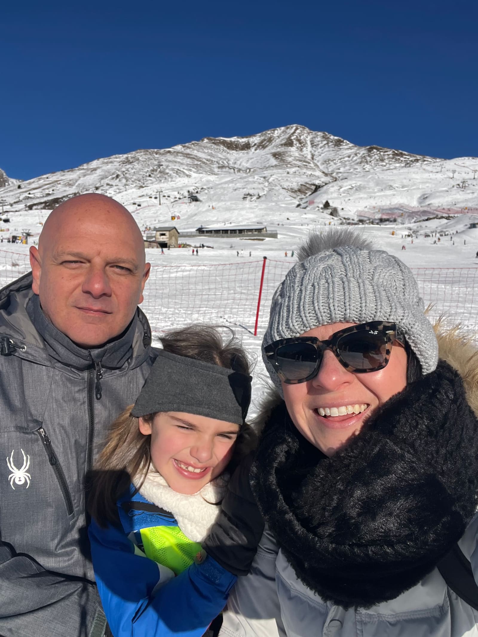 eccoci tutti e tre sulla neve, con il campo scuola alle spalle