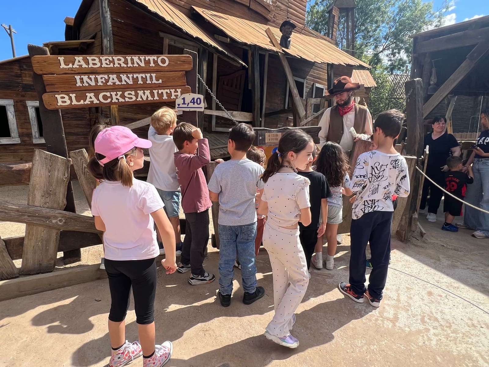 Letizia in coda al Laberinto Blacksmith, con il cartello dell'1,40 appeso all'ingresso