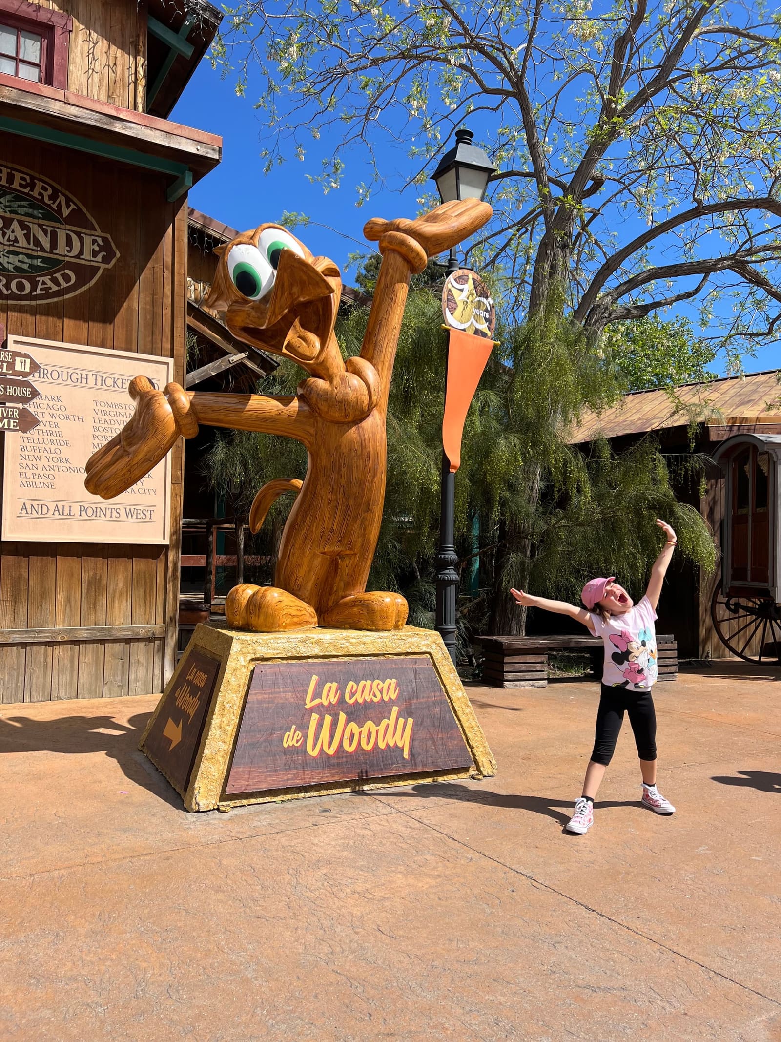 Letizia sotto la statua di legno della Casa de Woody, nel Far West