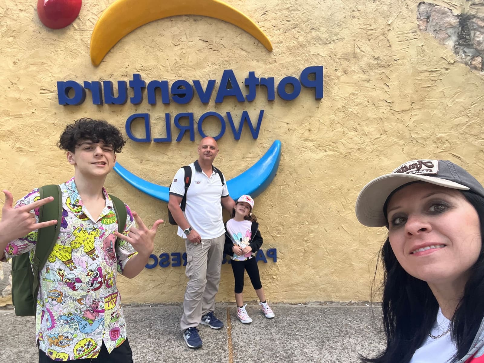 eccoci sotto l'insegna di PortAventura World: Gabriele, Matteo, Letizia e Marcella. Che scatto!