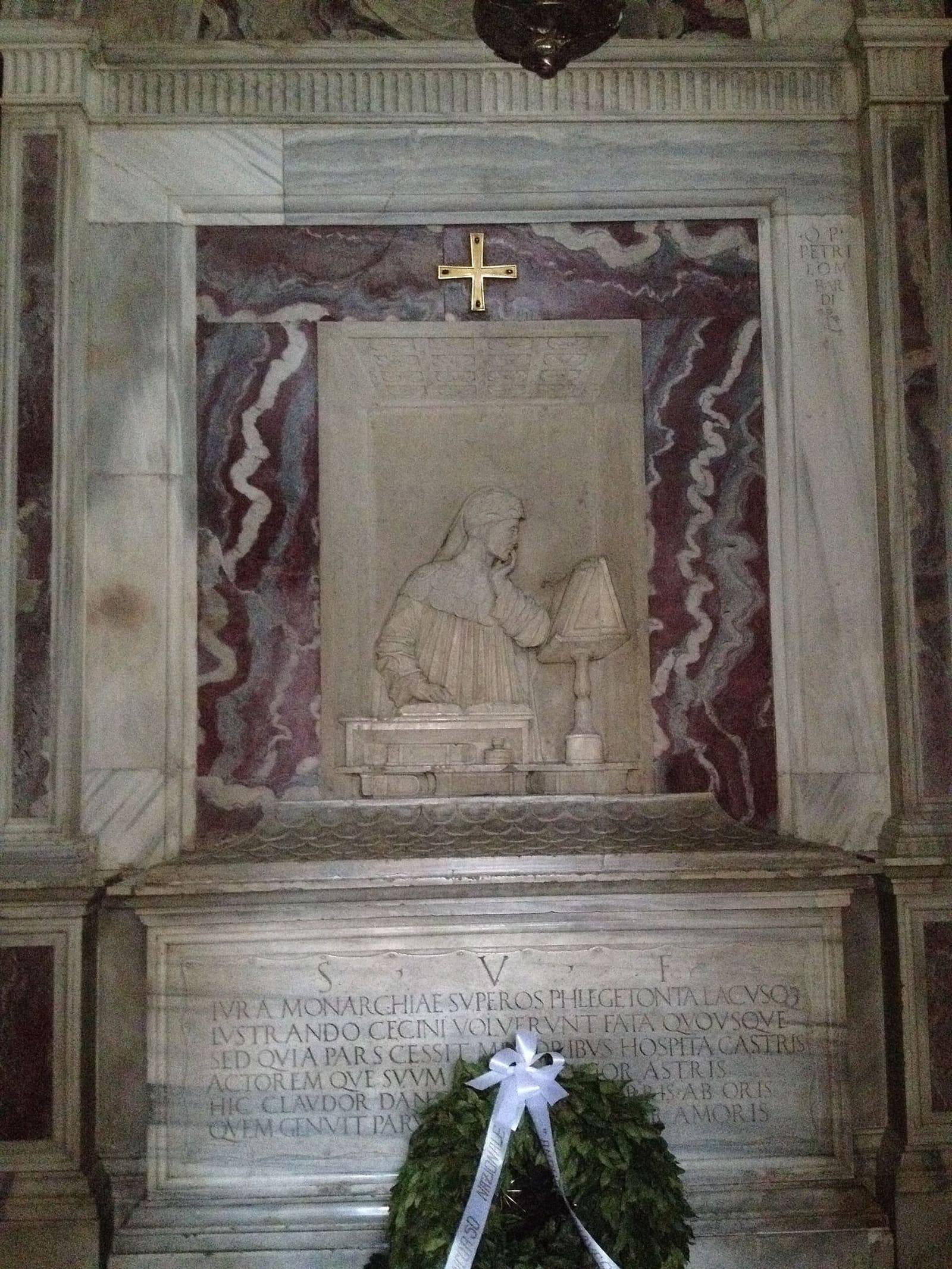 in Dantes Grab, das Flachrelief von Pietro Lombardo mit dem Dichter am Lesepult