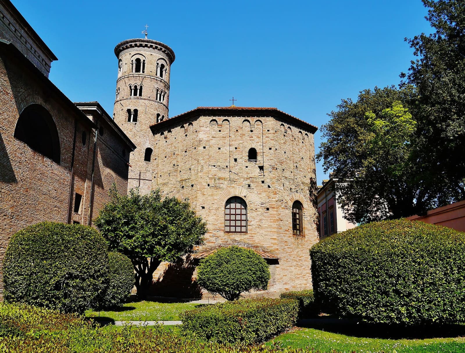 das Battistero Neoniano, achteckig, mit dem runden Glockenturm des Doms dahinter