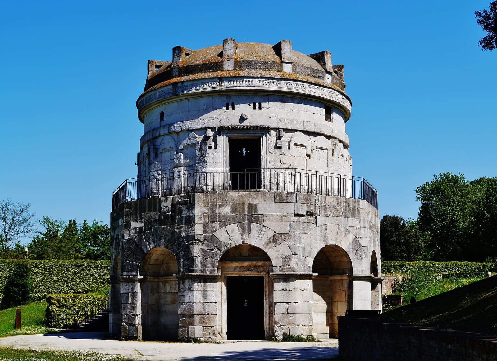 das Mausoleum des Theoderich, aus Blöcken von weißem Stein, bedeckt von einem Monolithen von über 290 Tonnen