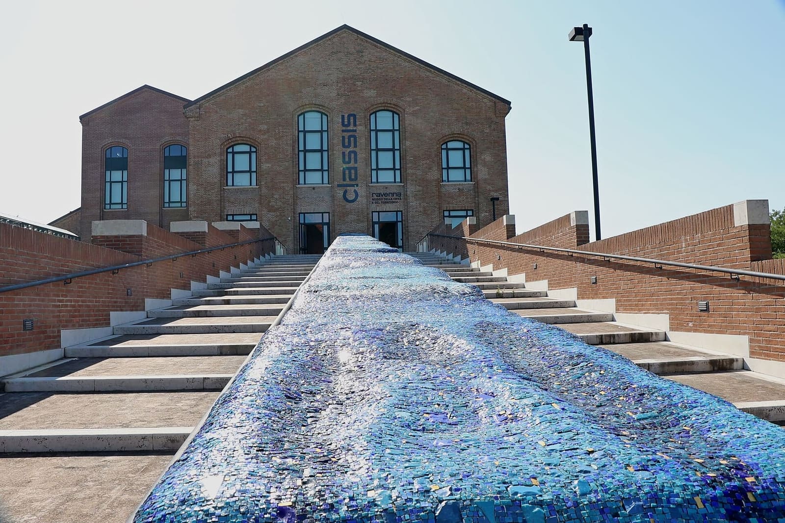 die Rampe mit dem Mosaik der Welle am Eingang des Museums Classis, in Classe