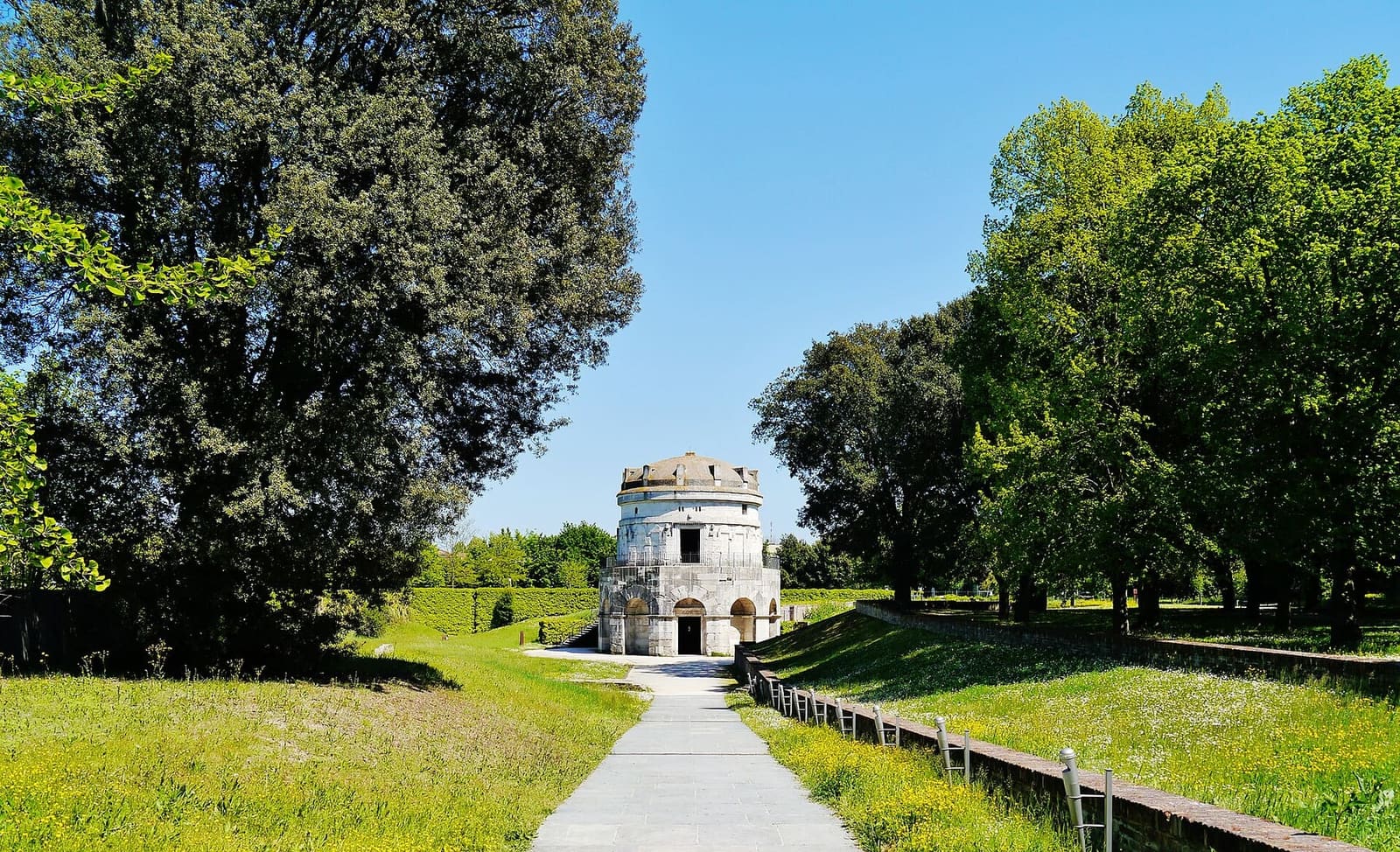 die Allee des Parco Teodorico, die zum Mausoleum des Gotenkönigs führt