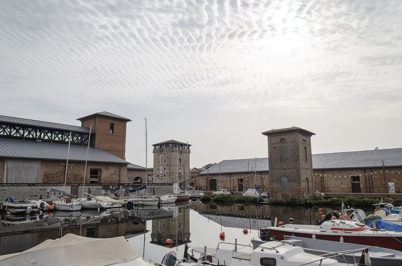 die Salzlagerhäuser und ihre Türme am Hafenkanal von Cervia