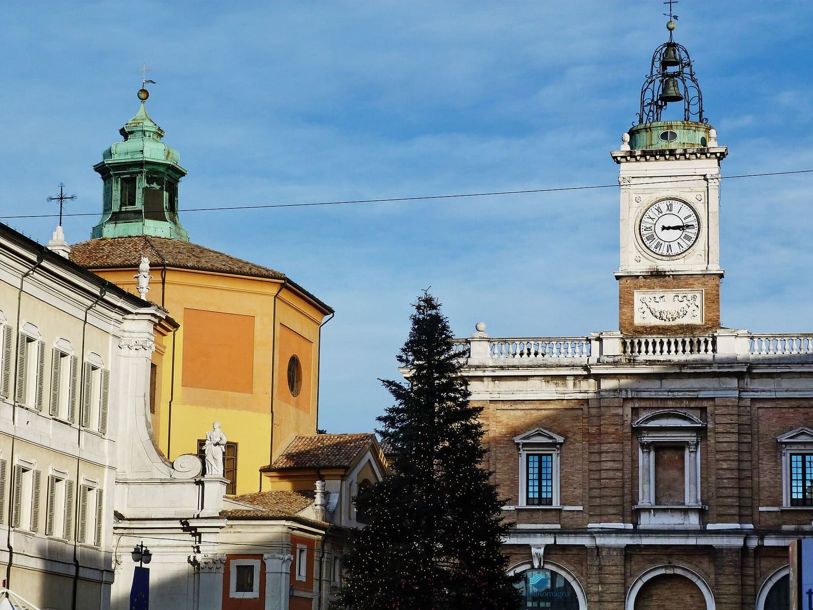der Weihnachtsbaum auf der piazza del Popolo, zwischen Santa Maria del Suffragio und dem Uhrturm