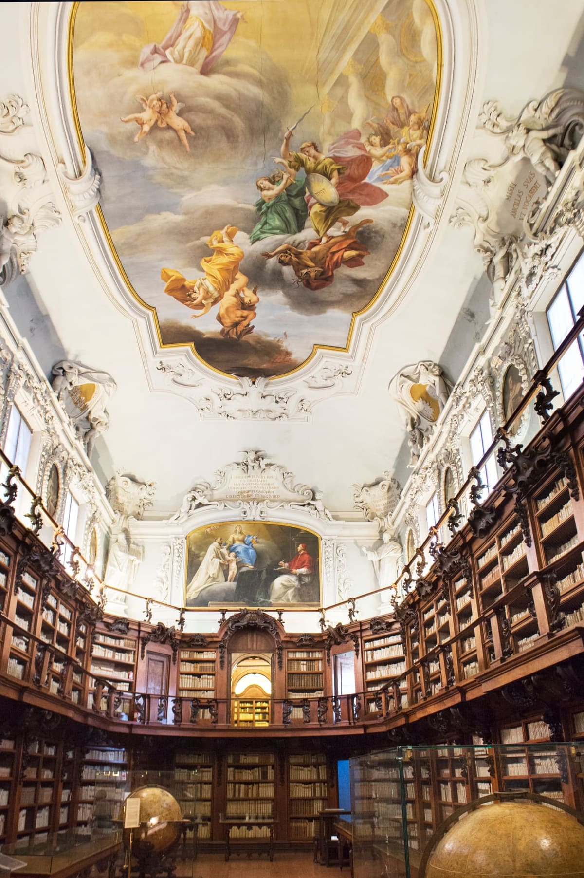 die Aula Magna der Biblioteca Classense, die alte Bibliothek der Mönche mit den Holzregalen