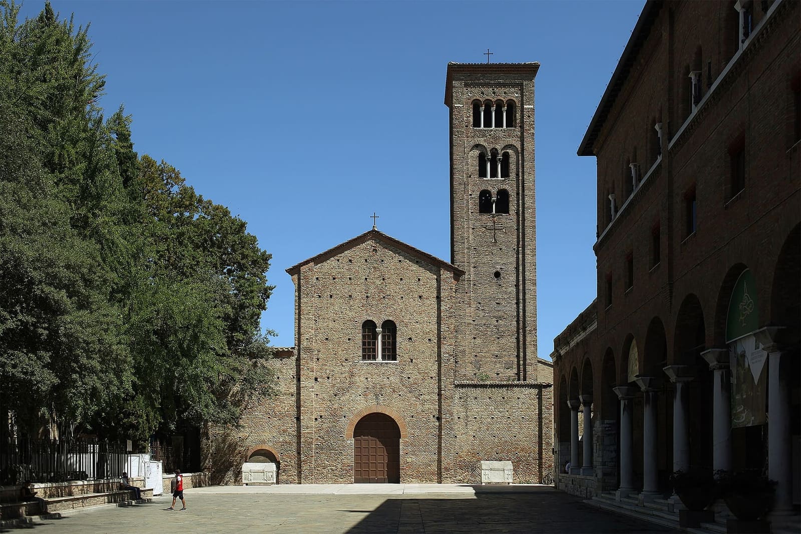 die Fassade und der Glockenturm der Basilica di San Francesco, wo die Dante-Zone beginnt