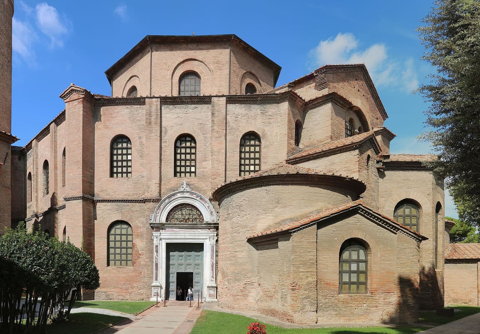 die Basilica di San Vitale von ihrem Bezirk aus gesehen, mit dem Eingangsportal