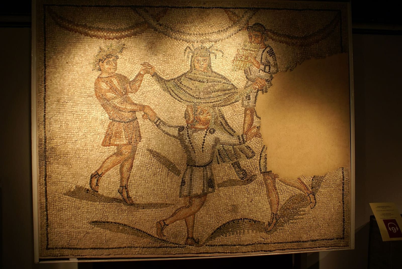 der Tanz der Genien der Jahreszeiten, das seltenste Bodenmosaik der Domus dei Tappeti di Pietra