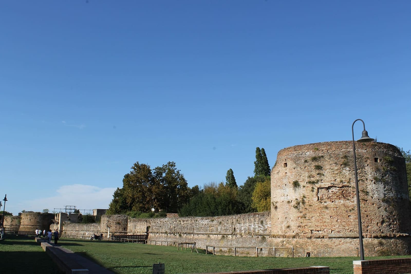 die Mauern und ein runder Turm der Rocca Brancaleone, der Festung der Venezianer