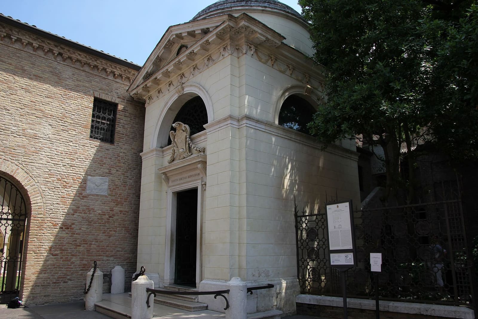 der kleine Tempel von Dantes Grab, hinter der Basilica di San Francesco