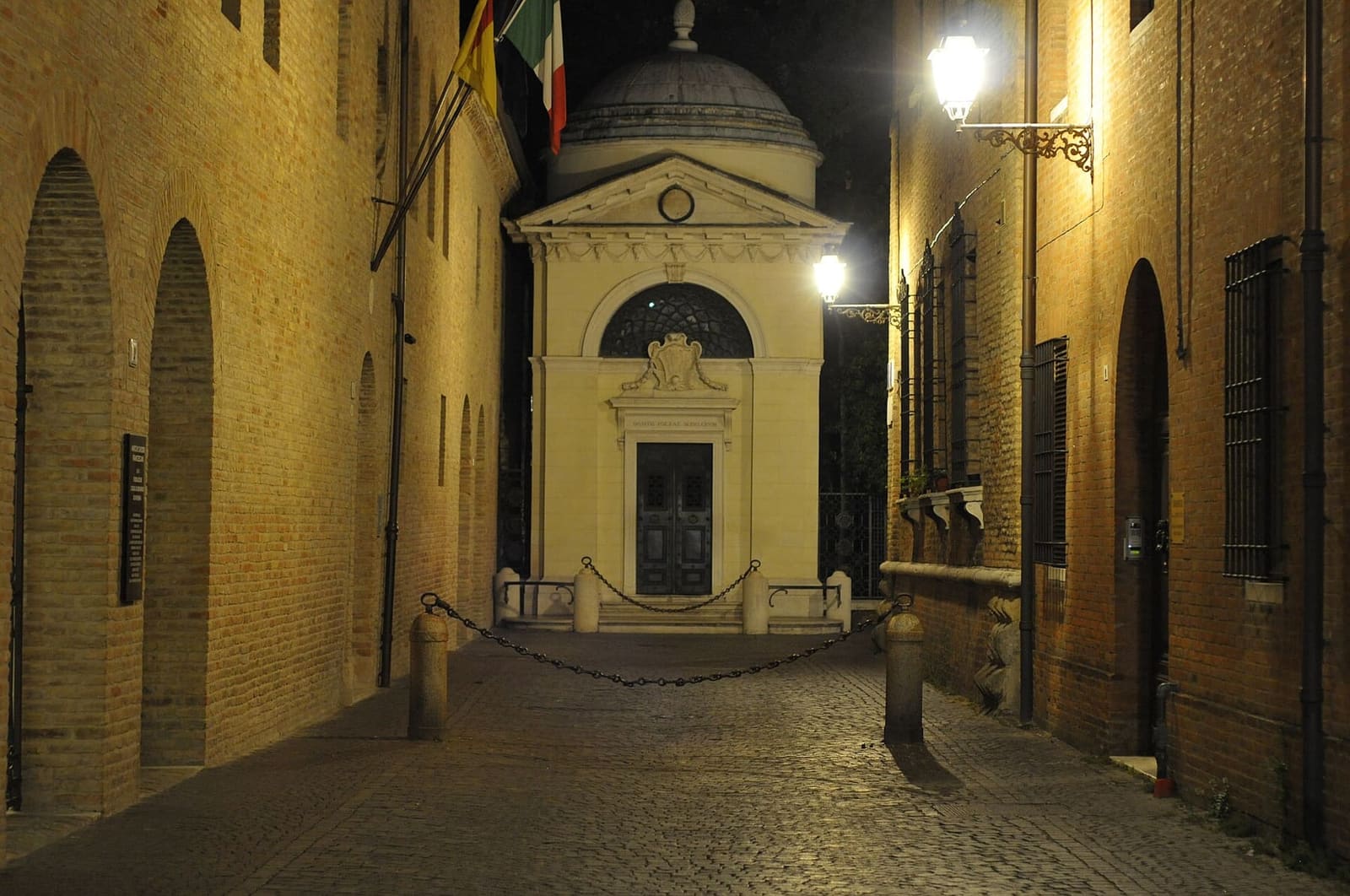 die via Dante Alighieri am Abend, mit dem Grab des Dichters am Ende der Zone der Stille