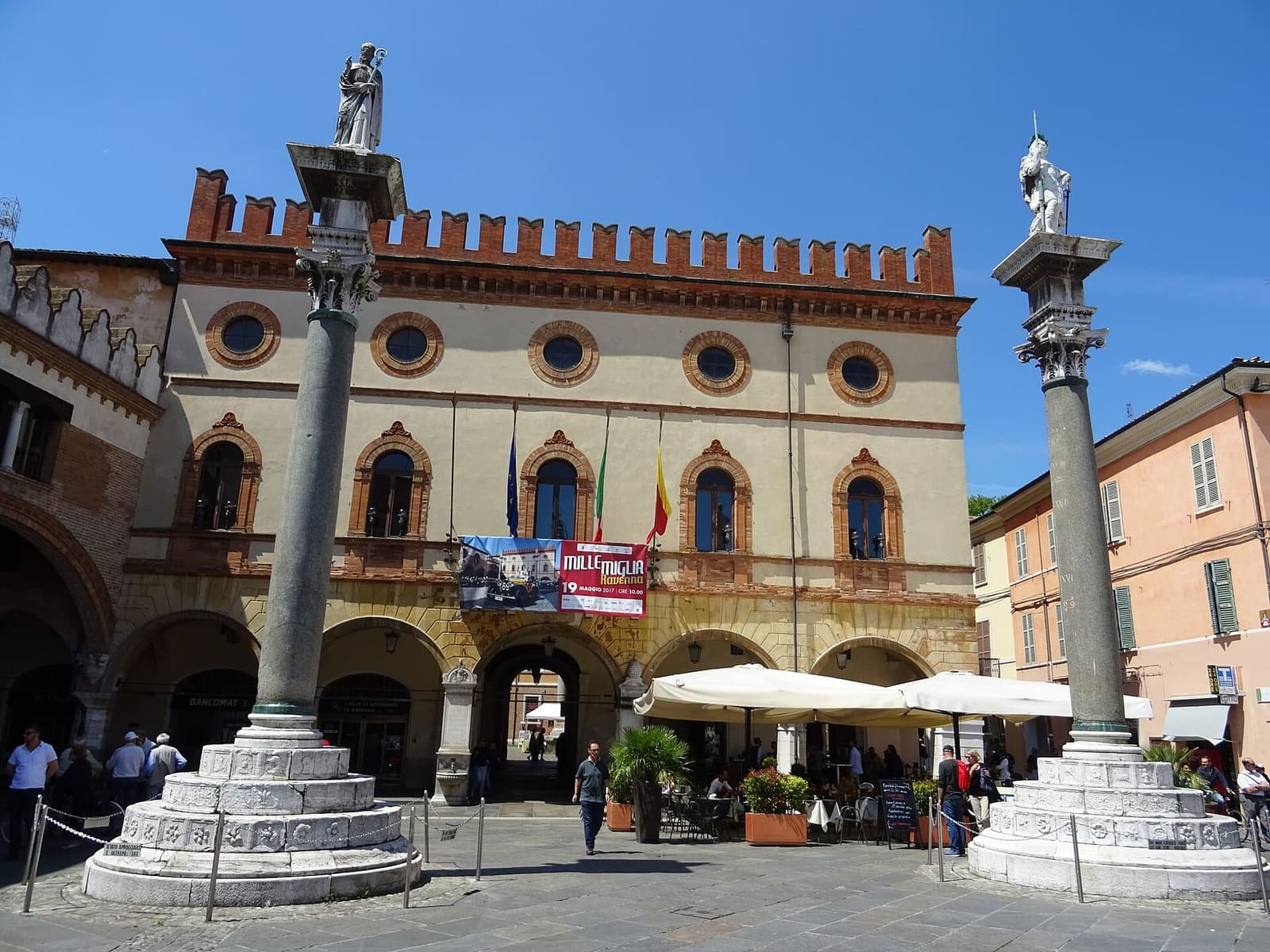 das Rathaus an der piazza del Popolo, zwischen den zwei venezianischen Säulen