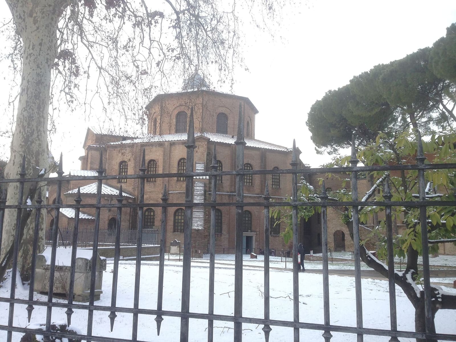 die Basilica di San Vitale im Schnee, vom Gitterzaun aus gesehen, im Februar 2018