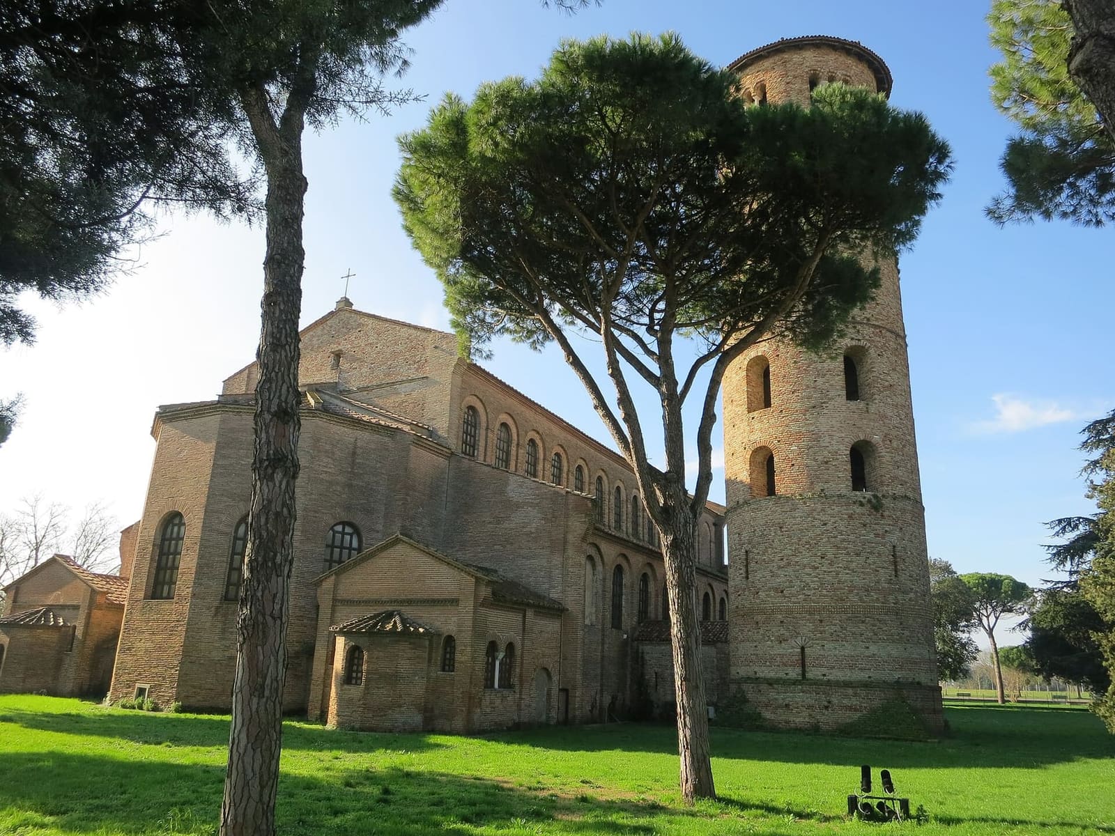 die Basilica di Sant'Apollinare in Classe mit dem runden Glockenturm, zwischen den Pinien