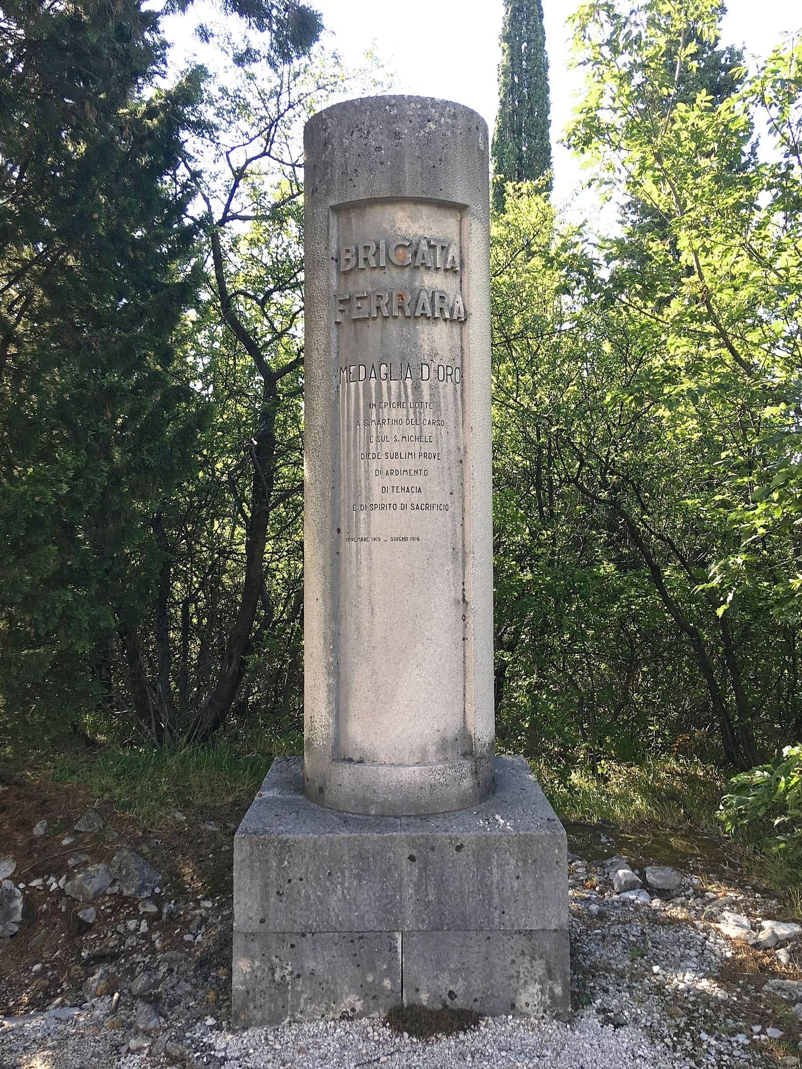 il cippo della brigata Ferrara nel bosco del Monte San Michele