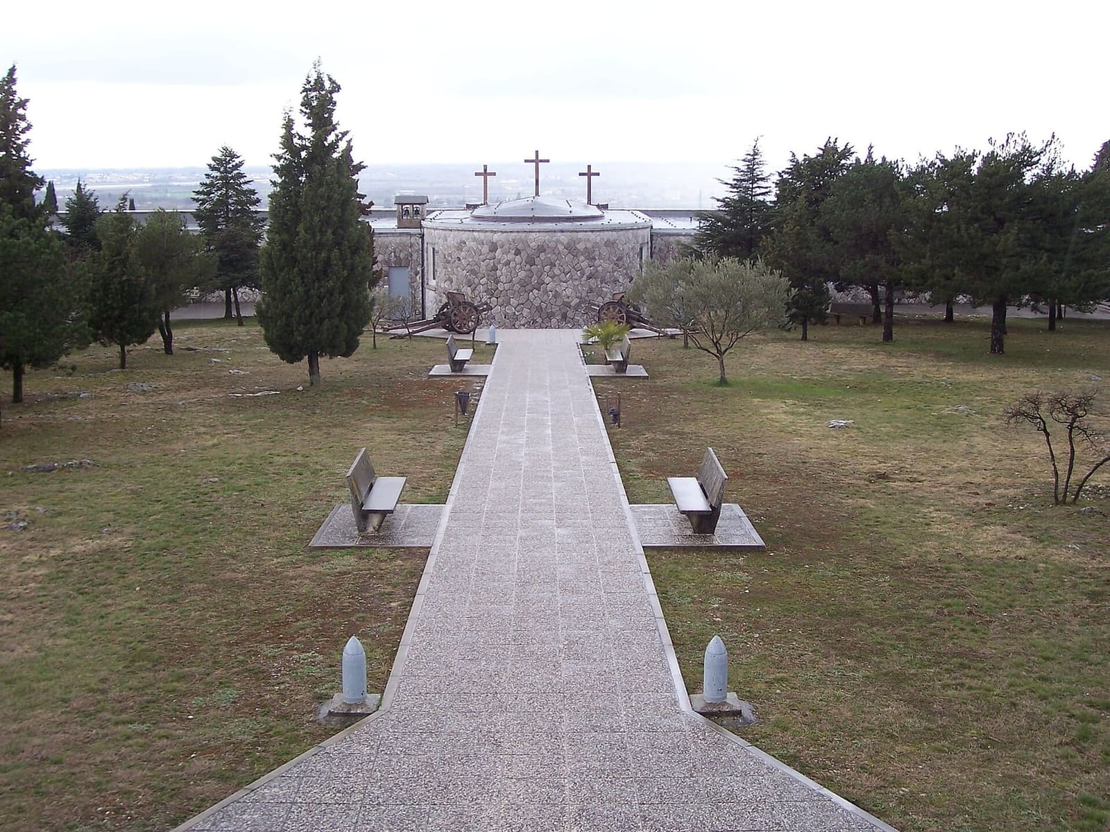 il parco dietro la cima del sacrario, con le tre croci in fondo al viale