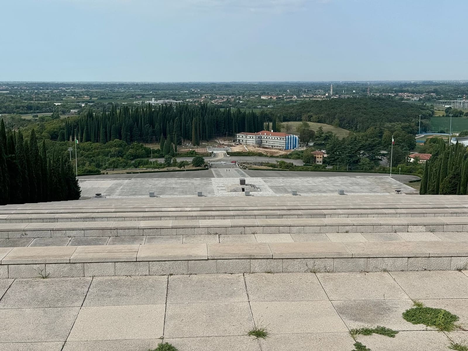 il piazzale e la pianura visti dalla cima del sacrario
