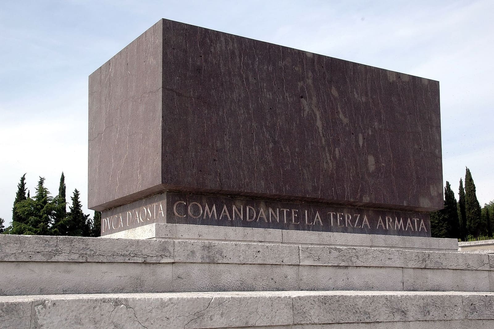 la tomba del duca d'Aosta, comandante della Terza Armata, ai piedi della scalinata