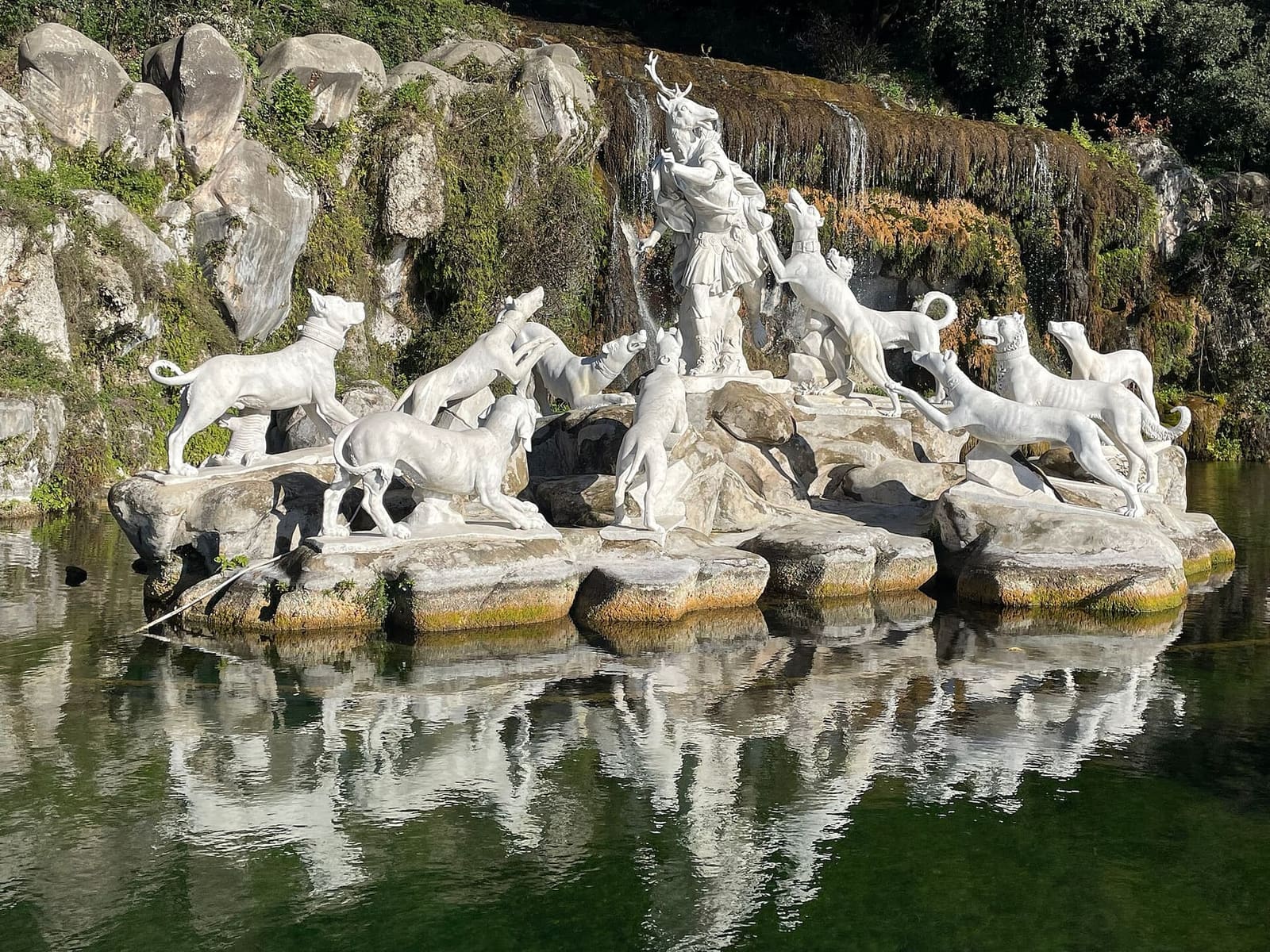 Atteone trasformato in cervo e i suoi cani nella vasca di Diana e Atteone, a dicembre