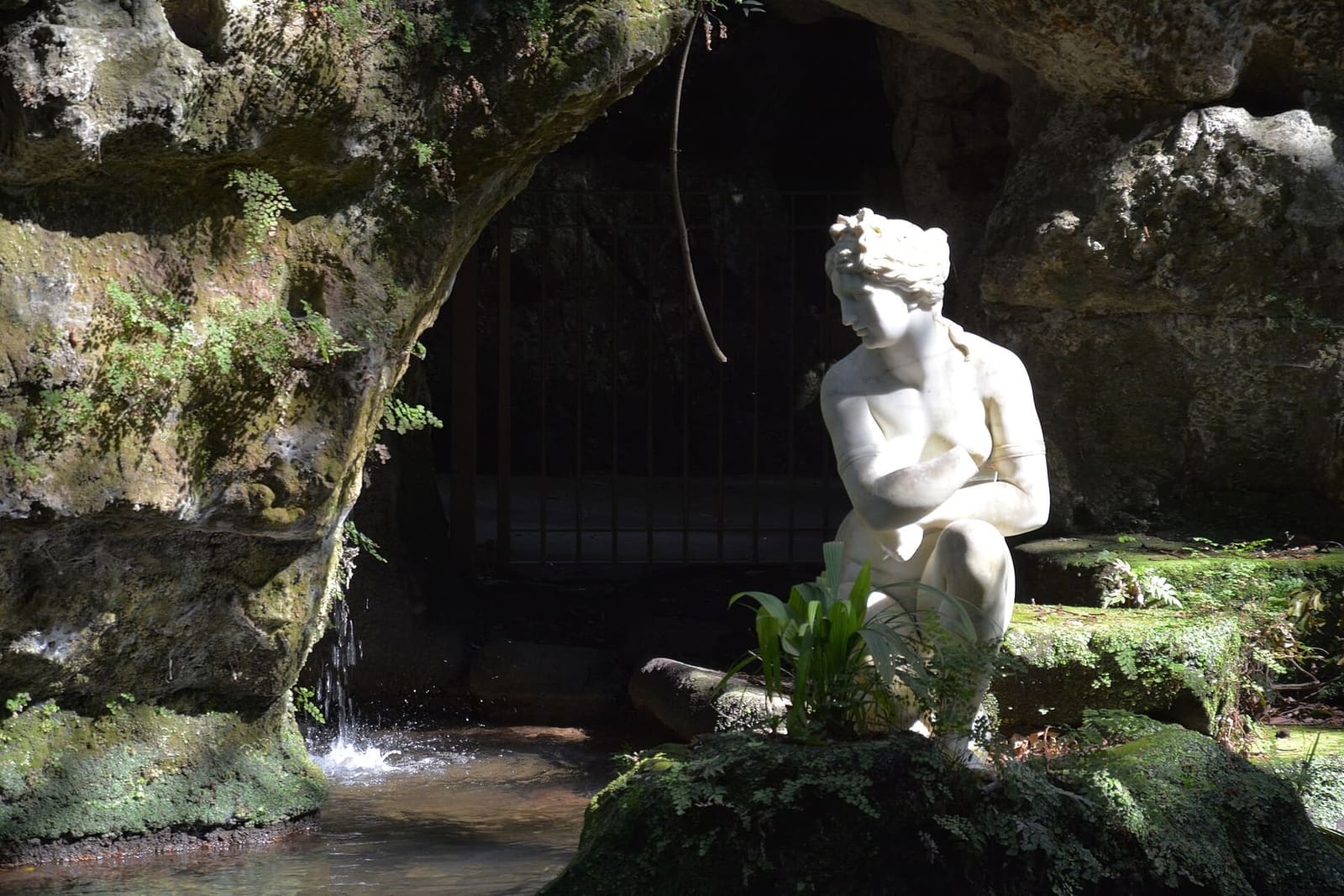 la Venere sulla roccia davanti alla grotta del Bagno di Venere, nel Giardino Inglese