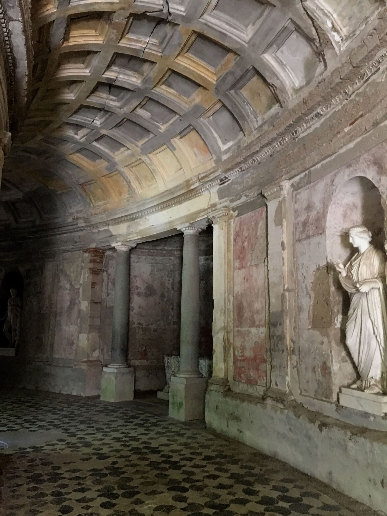 il Criptoportico del Giardino Inglese con la volta a cassettoni e una statua in una nicchia
