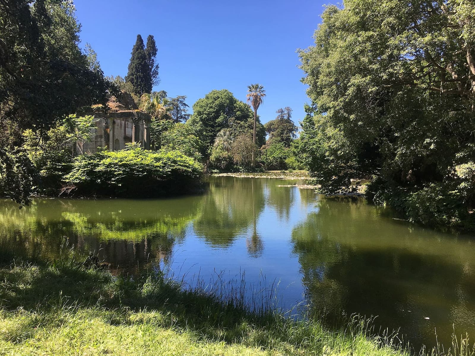 il Lago del Giardino Inglese con le rovine del Tempio Diruto fra gli alberi