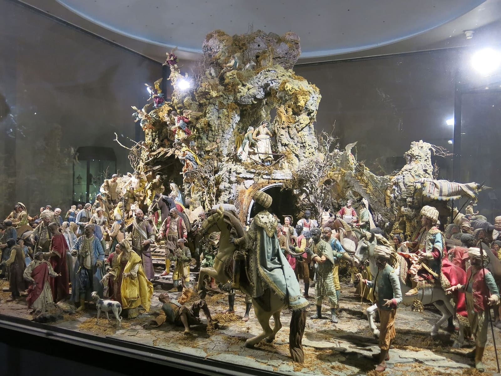 il grande presepe napoletano della Reggia nella sua teca