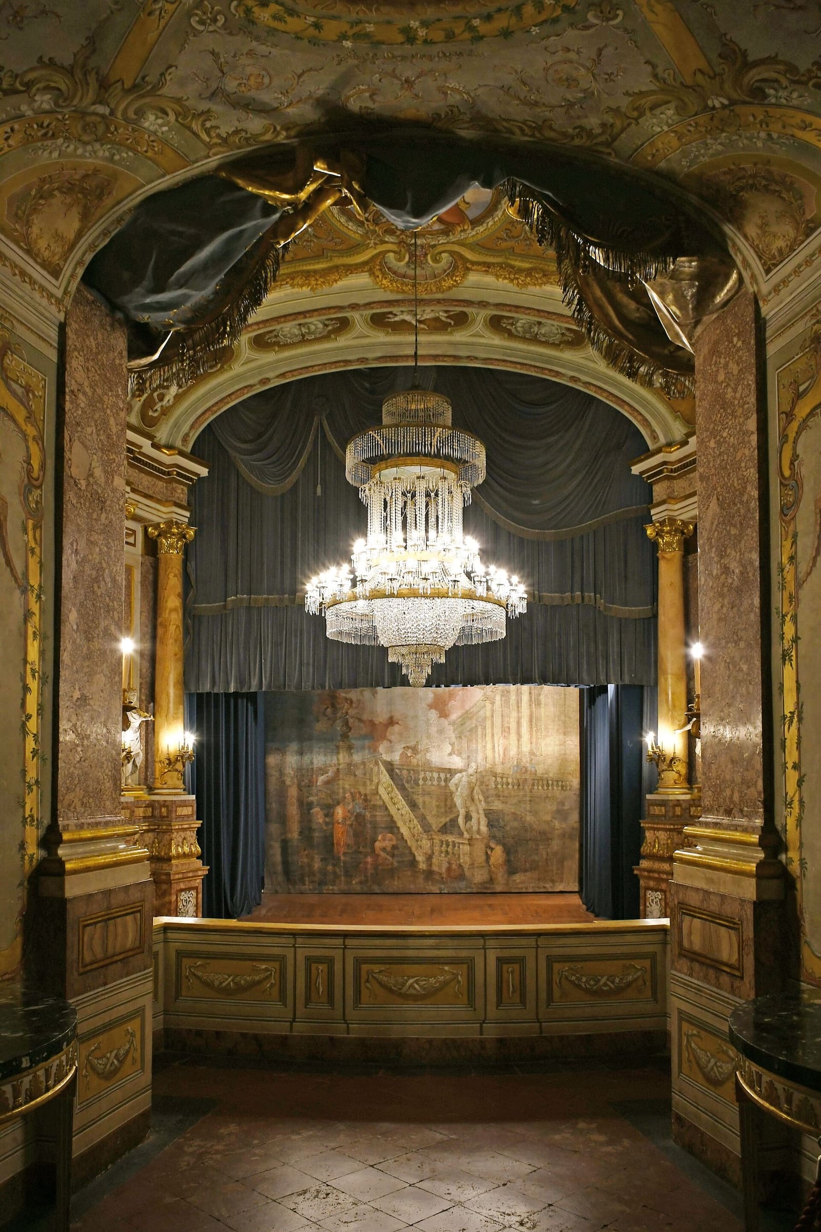 il palcoscenico del Teatro di Corte con il lampadario di cristallo