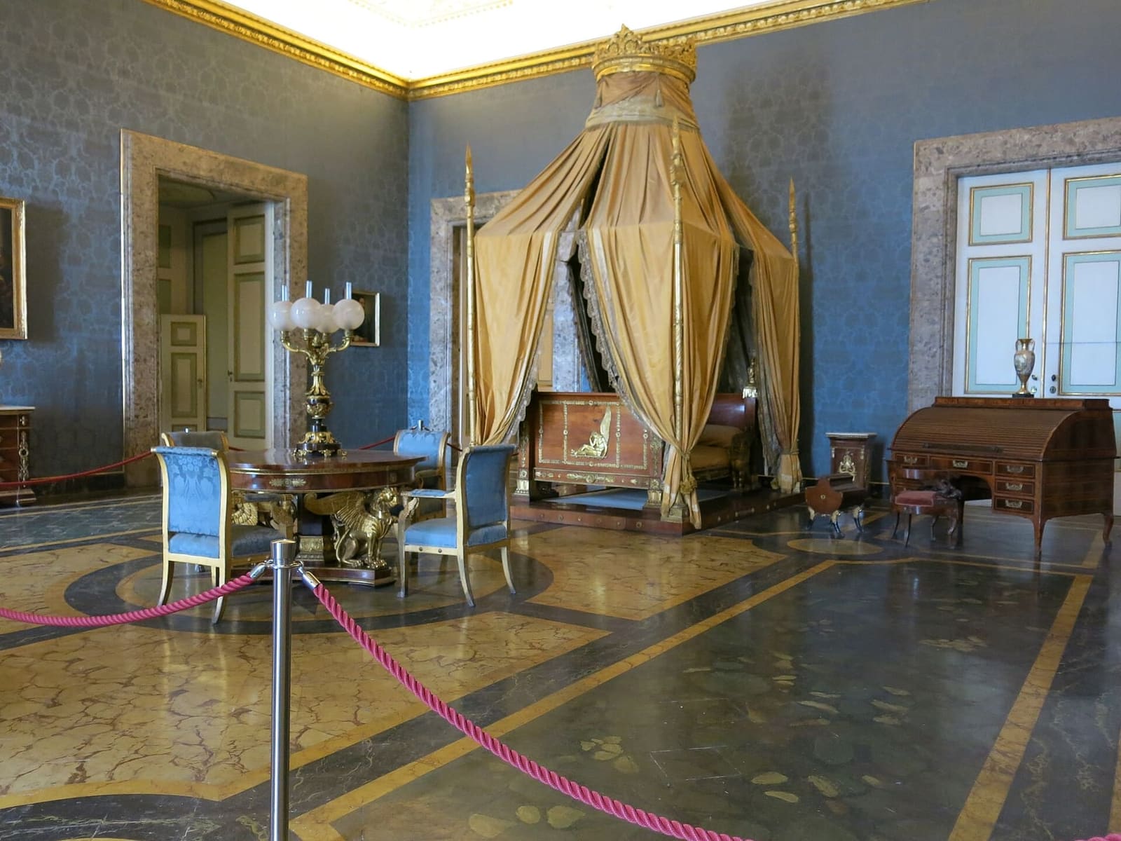 la camera da letto di Francesco II con le pareti azzurre e il letto a baldacchino