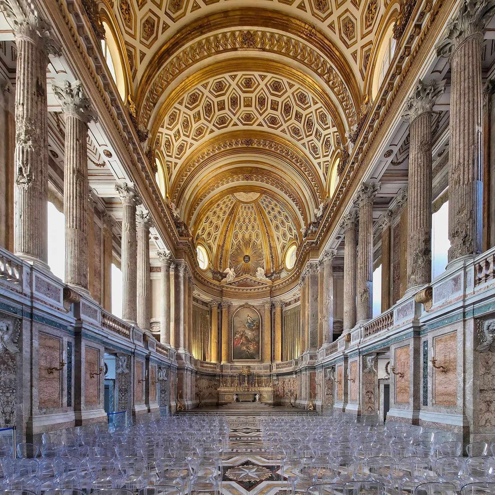 la Cappella Palatina con la volta a cassettoni dorati e le colonne fino all'altare
