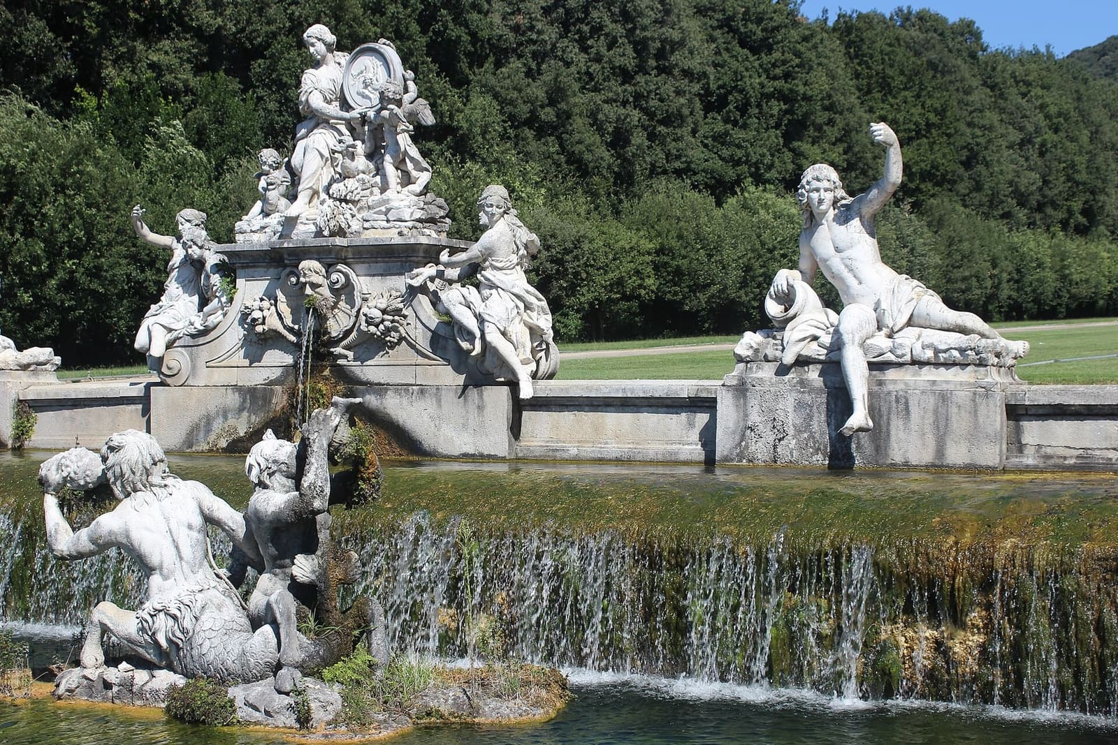 la fontana di Cerere con i tritoni e la vasca a gradini