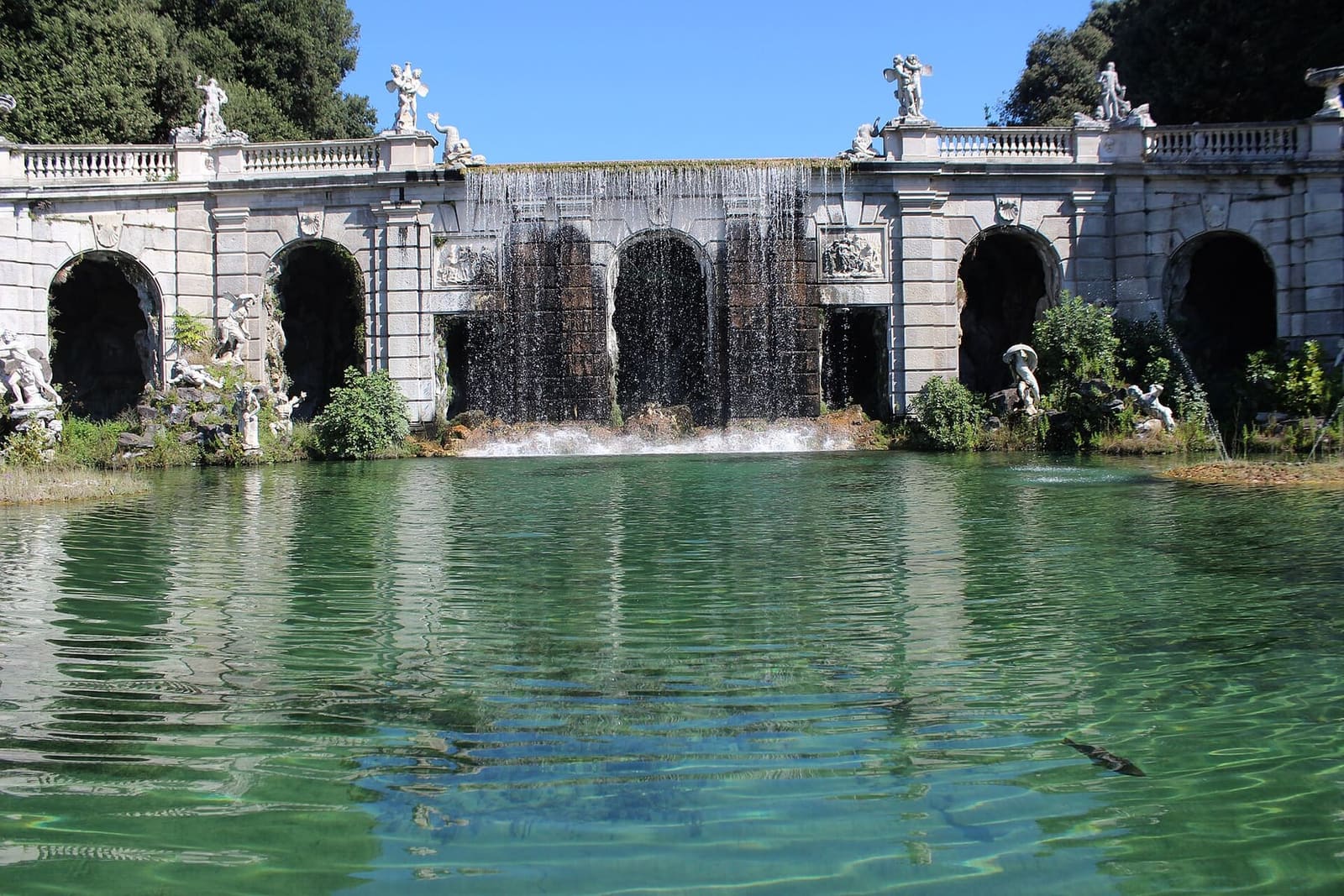 le arcate della fontana di Eolo con l'acqua che scende nella vasca