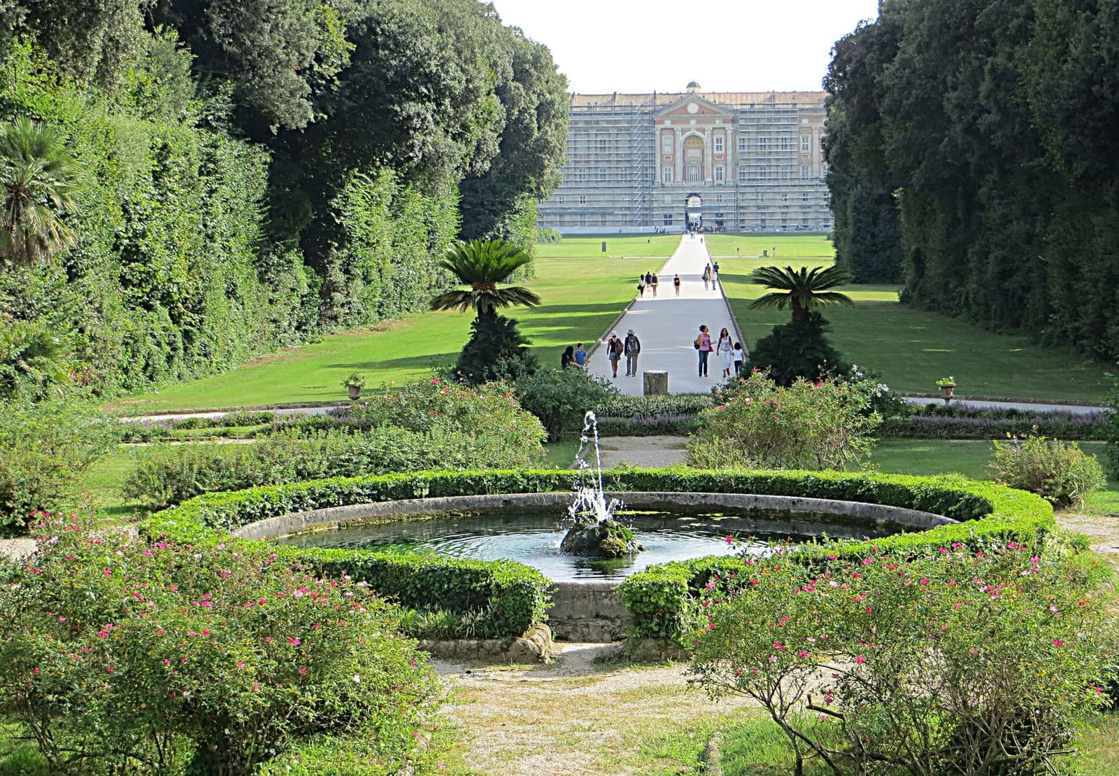 la fontana Margherita, con il Palazzo in fondo al viale