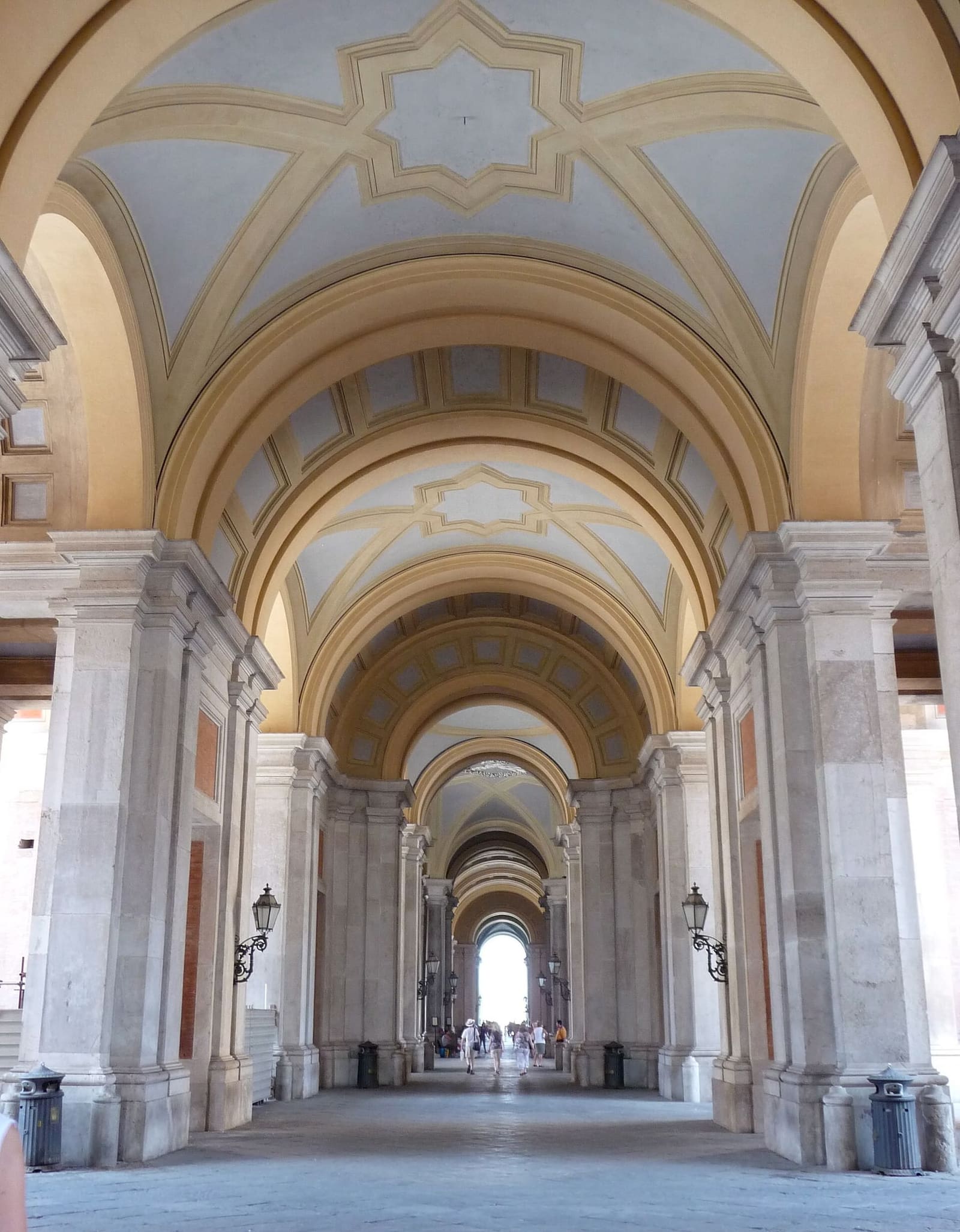 la galleria a volte che attraversa il Palazzo dalla piazza al Parco