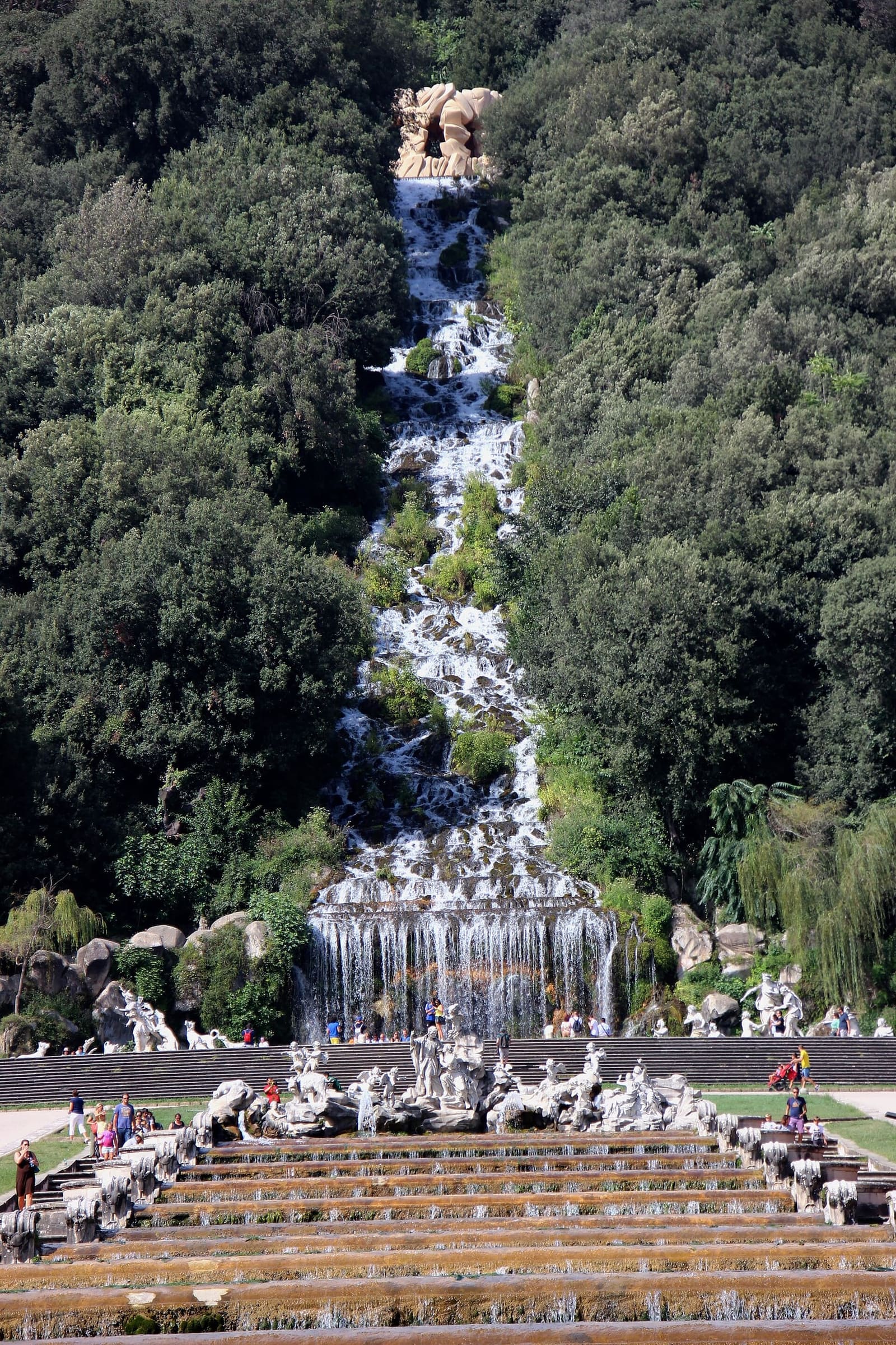 la Grande Cascata che scende dal monte sopra la fontana di Diana e Atteone