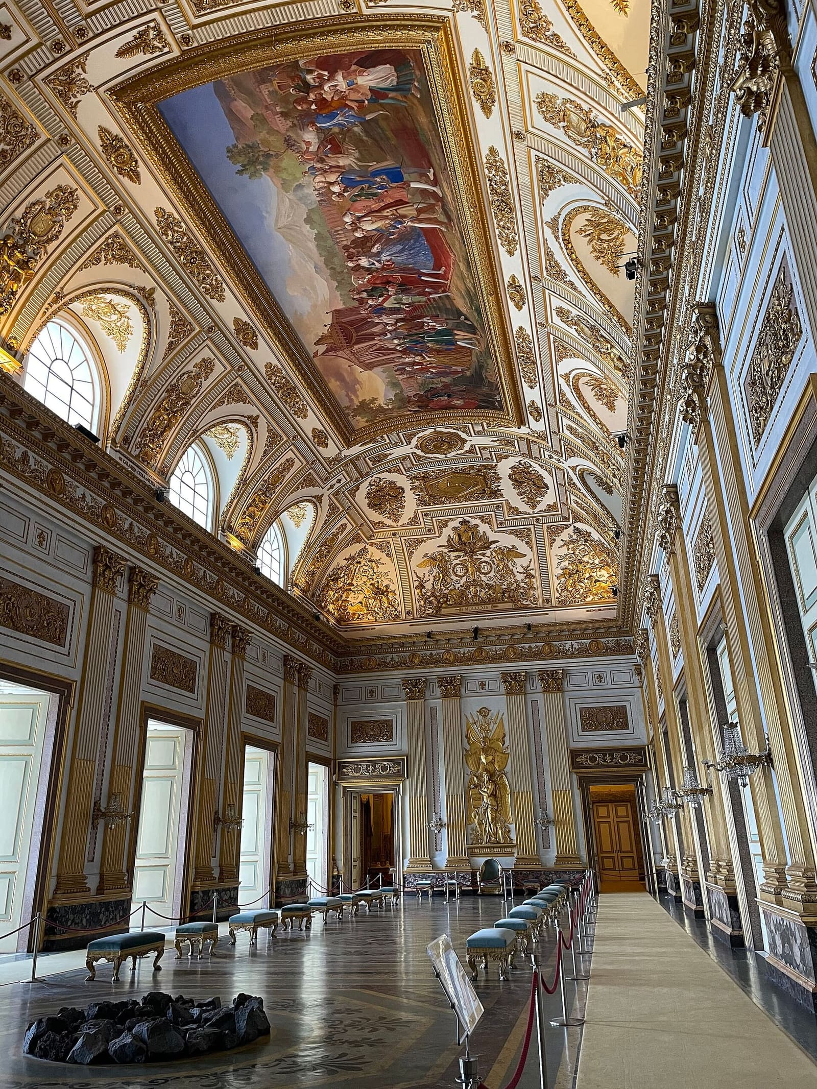 la Sala del Trono con la volta dorata e il trono in fondo
